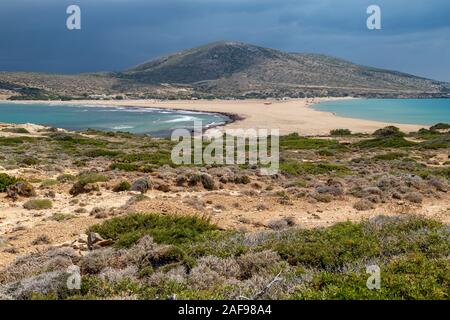 Blick von der Halbinsel Prasonisi auf der Insel Rhodos, Griechenland mit der Ägäis finden Sie auf der rechten Seite und das Mittelmeer auf der linken Seite mit dunklen Sk Stockfoto