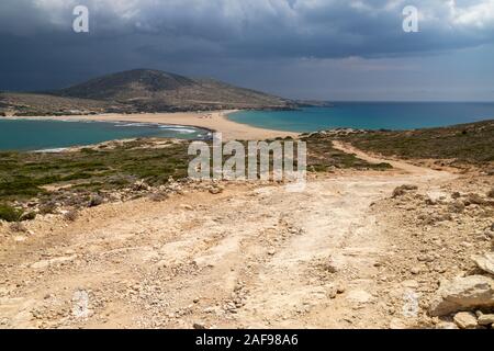 Blick von der Halbinsel Prasonisi auf der Insel Rhodos, Griechenland mit der Ägäis finden Sie auf der rechten Seite und das Mittelmeer auf der linken Seite mit dunklen Sk Stockfoto