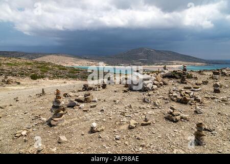 Blick von der Halbinsel Prasonisi auf der Insel Rhodos, Griechenland mit der Ägäis finden Sie auf der rechten Seite und das Mittelmeer auf der linken Seite mit dunklen Sk Stockfoto