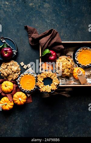 Glutenfrei Mini Kürbis und Apfel Kuchen. Stockfoto