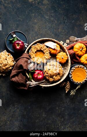 Glutenfrei Mini Kürbis und Apfel Kuchen. Stockfoto