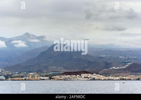 Los Cristianos waterside Fernsicht spanische Ferienort in Spanien Süd Küste der Kanarischen Insel Teneriffa und Blick auf den Teide Stockfoto