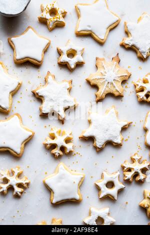 Glutenfreie Sugar Cookies mit Royal Zuckerglasur Dekoration Stockfoto