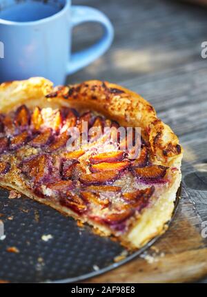 Köstliche Mandel Pflaumenkuchen auf Blätterteig. Stockfoto