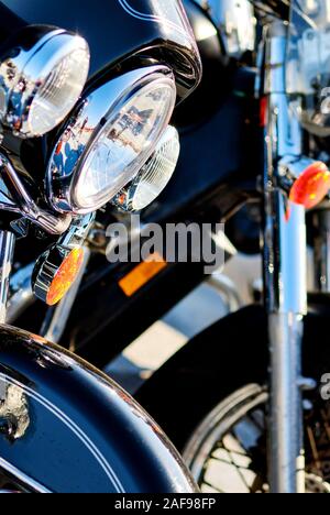 Modernes Motorrad Scheinwerfer Nahaufnahme im Freien, Fahrzeug teil Hintergrund, Bild vertikal Stockfoto