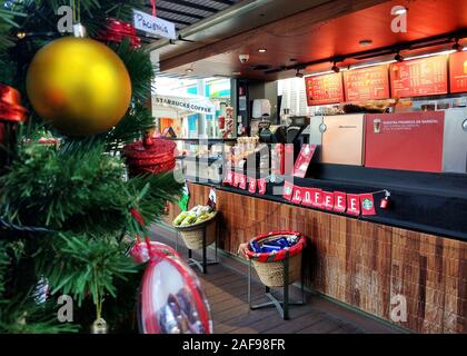 Torrevieja, Spanien - November 27, 2019: Weihnachten Dekoration Showcase bei Starbucks Coffee Shop, verziert Christbaum als Symbol des neuen Jahres Stockfoto