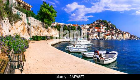 Schönen Sibenik Altstadt, mit traditionellen Häusern, die Burg und das Meer, Kroatien. Stockfoto