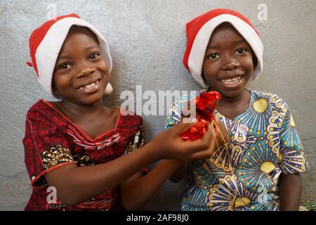 Bruder und Schwester mit Weihnachten Hüte feiern Weihnachten zusammen Stockfoto