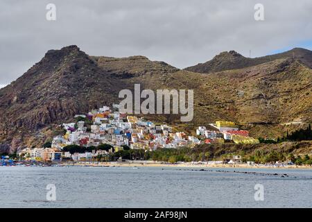 Fernblick auf den Strand von Playa de Las Teresitas, am Berg gelegen, bewölktes, ruhiges Wasser am Himmel, San Andres, Santa Cruz de Tena Stockfoto