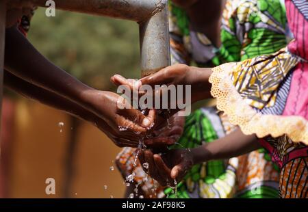Hände unter Wasser von afrikanischen schwarzen Kindern mit Frischem, Sauberem Wasser Stockfoto