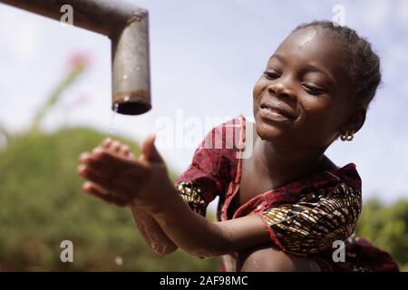 Nahaufnahme von African Black Ethnicity Girl Schönes Trinkwasser für die Gesundheit Stockfoto