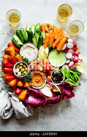 Verschiedene pflanzliche Rohstoffe Vorspeise Platte mit drei Dips Stockfoto