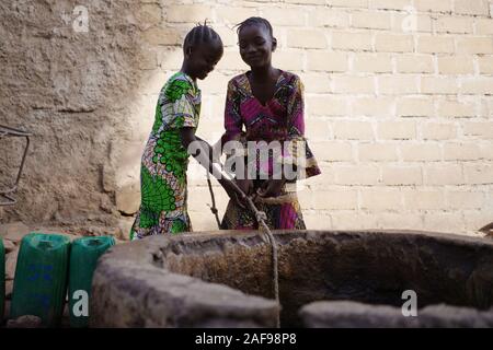 Nahaufnahme von zwei wunderschönen afrikanischen Mädchen mit Wasser gut Stockfoto
