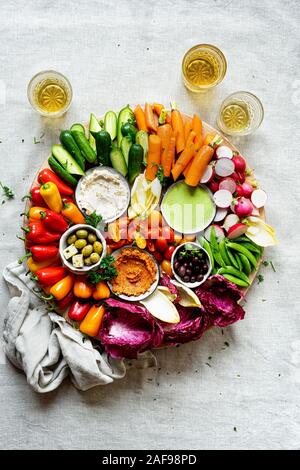 Verschiedene pflanzliche Rohstoffe Vorspeise Platte mit drei Dips Stockfoto