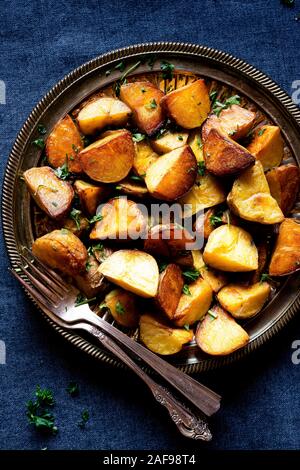 Gebratene Kartoffeln mit Petersilie und Salz. Stockfoto