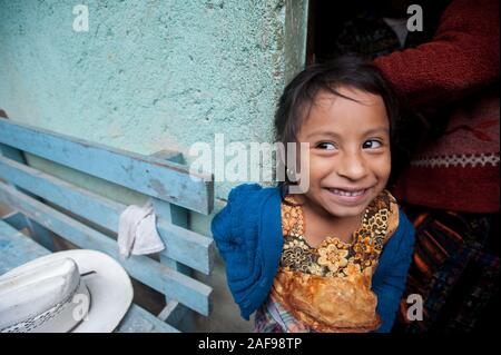 Ein maya indigene Mädchen in San Jorge La Laguna, Solola, Guatemala. Stockfoto