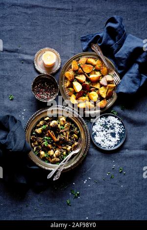 Abendessen Seiten - Gegrillte Rosenkohl mit Pfifferlingen und geröstete Kartoffeln mit Petersilie und Salz. Stockfoto