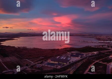 Hell bewölkt Himmel lila violett rosa Farben Sonnenuntergang über Torrevieja Salzsee Las Salinas Blick von oben, Luftbild malerische Landschaft, Spanien Stockfoto