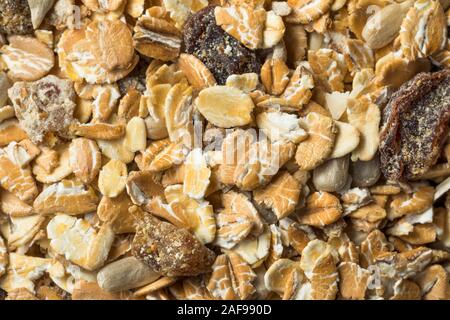 Hausgemachte trockene Hafer Müsli mit Mandeln und Rosinen Stockfoto