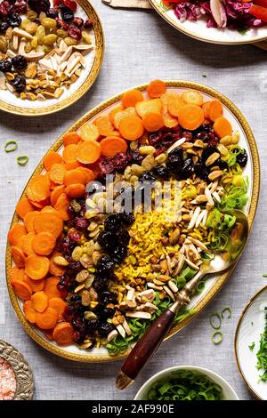 Buttrige Bejeweled Reis mit Nüssen und Trockenfrüchten. Stockfoto