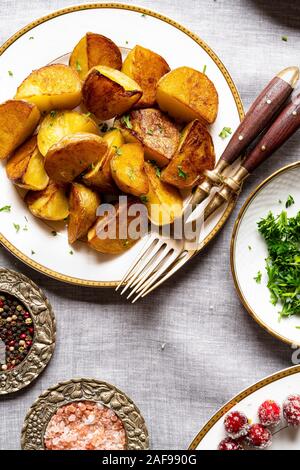 Gebratene Kartoffeln mit Petersilie und Salz. Stockfoto