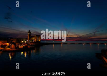 Sonnenuntergang im Hafen von Trani, Bari, Apulien, Apulien, im Süden von Italien Stockfoto