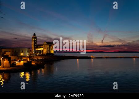 Sonnenuntergang im Hafen von Trani, Bari, Apulien, Apulien, im Süden von Italien Stockfoto