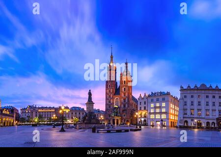 Mittelalterliche Marktplatz und Basilika St. Maria und Tuchhallen in der Altstadt von Krakau bei Sonnenaufgang, Polen Stockfoto