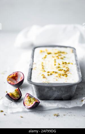 Mango, Maracuja und Papaya tropischen Käsekuchen Eis Stockfoto