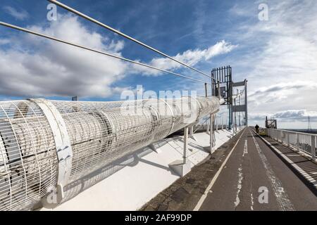 Schutz um Tragseile, Severn Crossing alte Brücke, South Wales, Großbritannien Stockfoto