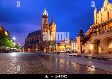 Mittelalterliche Marktplatz und Basilika Santa Maria in der Altstadt von Krakau bei Sonnenaufgang, Polen Stockfoto