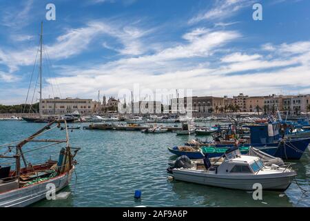 Fischerboote und Trawler im Hafen von Trani, Bari, Apulien, Apulien, im Süden von Italien Stockfoto