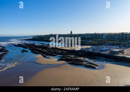 Bei Ebbe am West Sands Beach entdeckt man schroffe Felsen, die die Küstenstadt St Andrews, Schottland, umgeben. Stockfoto