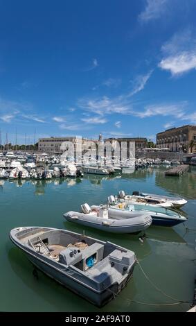 Fischerboote und Trawler im Hafen von Trani, Bari, Apulien, Apulien, im Süden von Italien Stockfoto