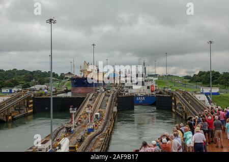 Panama - 11/6/19: ein Kreuzfahrtschiff mit den Passagieren auf dem Bug des Schiffes beobachten, geben Sie die erste Sperre im Panamakanal. Stockfoto