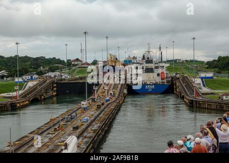 Panama - 11/6/19: ein Kreuzfahrtschiff mit den Passagieren auf dem Bug des Schiffes beobachten, geben Sie die erste Sperre im Panamakanal. Stockfoto