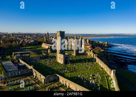 Einzigartige Drohne Ansicht der Ruinen der St Andrews Cathedral, Schottland mit der dramatischen Küste im Hintergrund gesehen. Stockfoto