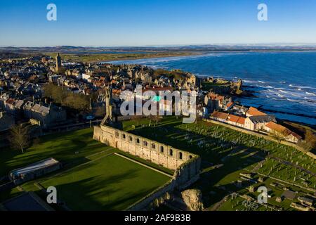 Einzigartige Drohne Ansicht der Ruinen der St Andrews Cathedral, Schottland mit der dramatischen Küste im Hintergrund gesehen. Stockfoto