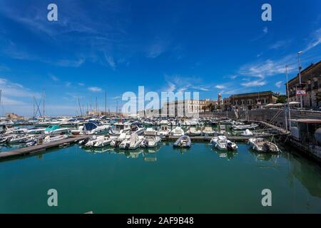 Fischerboote und Trawler im Hafen von Trani, Bari, Apulien, Apulien, im Süden von Italien Stockfoto