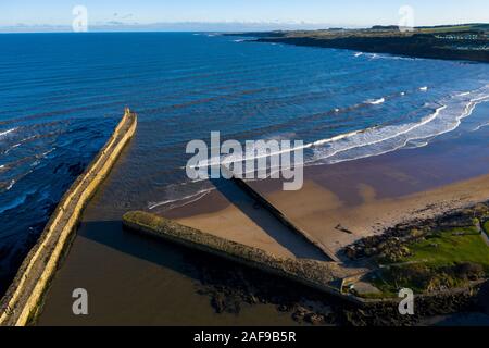 Luftaufnahme des Hafens von St Andrews, Schottland. Sonnige Art im Winter. Stockfoto