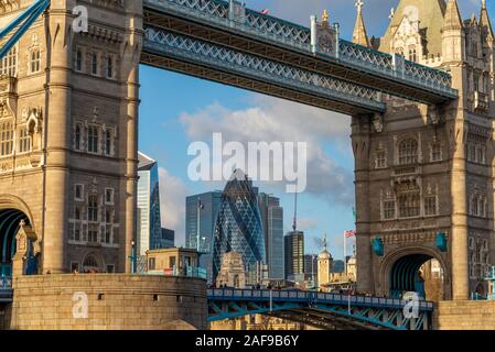 Londons Finanzviertel Wolkenkratzer von der Architektur der berühmten Tower Bridge, London, UK eingerahmt. The Gherkin. Alte und moderne Gebäude Stockfoto