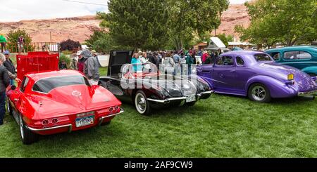 Ein restauriertes und Schwarz 1958 Chevy Corvette geändert in der Moabiter April Aktion Auto Show in Moab, Utah. Auf der linken Seite ist ein 1976 Corvette Stingray. Am Recht ist Stockfoto