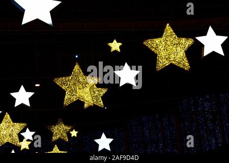 Festliche Weihnachtsdekoration ist eine leuchtende gelbe und weiße Licht der Sterne Stockfoto