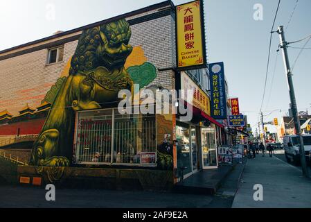 TORONTO, KANADA - November, 2019 Teil der Grafitti in Chinatown Toronto während des Tages Stockfoto