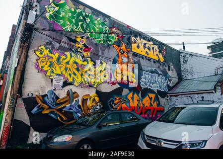 TORONTO, KANADA - November, 2019 Teil der Grafitti in Chinatown Toronto während des Tages Stockfoto