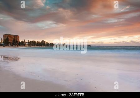 Schönen Sonnenuntergang in Glenelg Beach Adelaide. Stockfoto