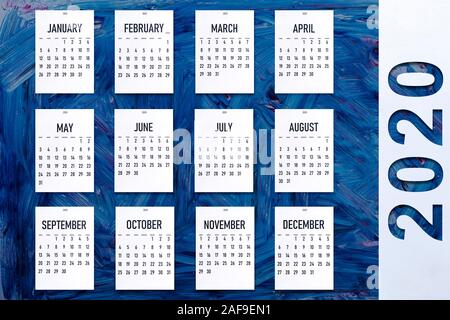 Einfache 2020 Kalender auf gemalten Hintergrund mit trendy Classic blau Farbe Stockfoto