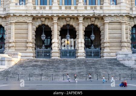 Kinder, die Fußball spielen, vordere Treppe der Corte Suprema di Cassazione (Oberster Kassationsgerichtshof), Justizpalast, Rom, Italien Stockfoto