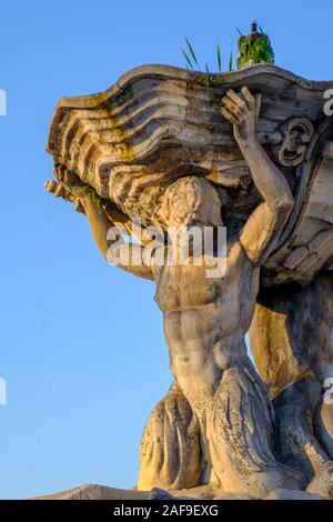 Brunnen von Rom, goldene Stunde, Fontana dei Tritoni, Tritonbrunnen, Piazza Bocca della Verita, Rom, Italien Stockfoto