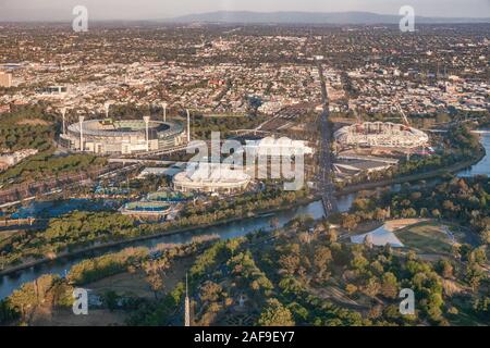 Melbourne, Australien - 17. November 2009: Luftaufnahme auf mehreren Sportstätten und Einrichtungen des Olympic Park entlang Yarra River und in der weiteren Umgebung einstellen Stockfoto